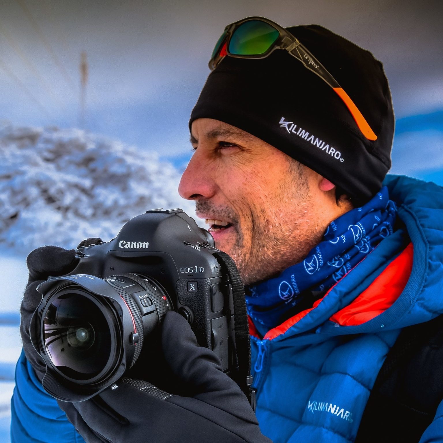 Rodolfo Soto con su cámara en la nieve