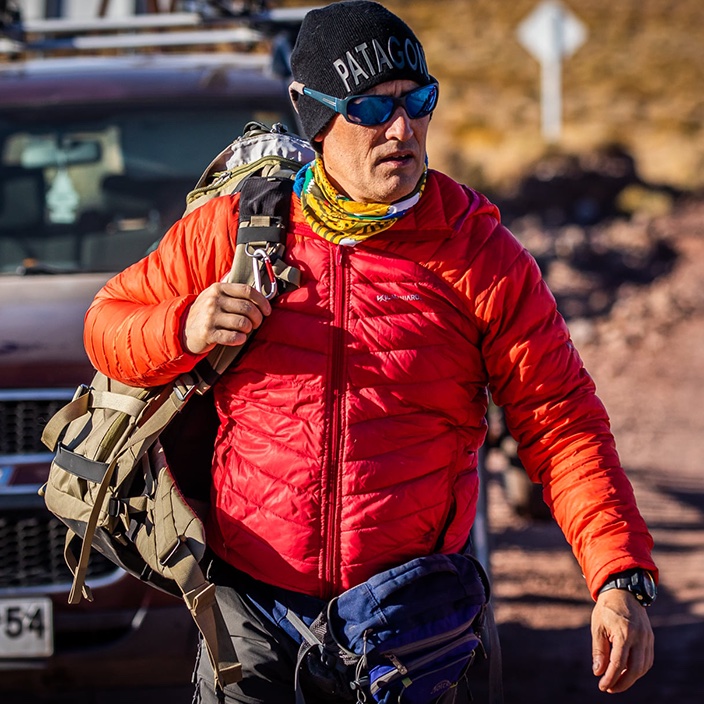 Rodolfo Soto en terreno con su mochila de trabajo